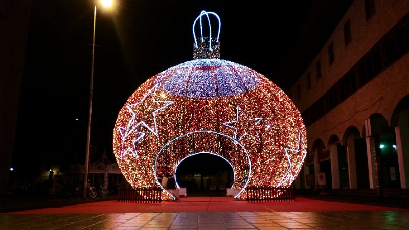 01.03.jpg - Palla natalizia gigante presso Piazza Almerici